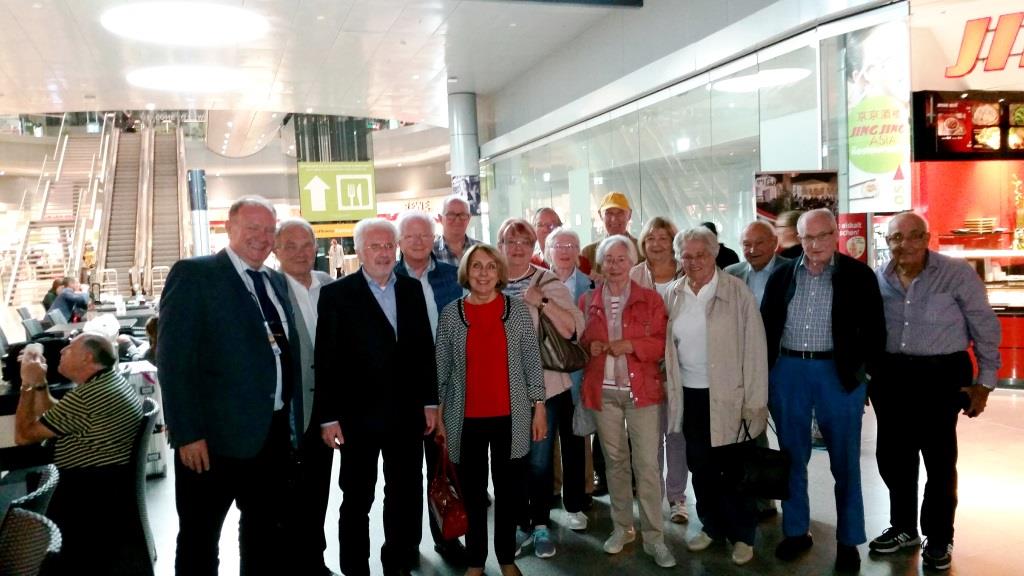 Die Besuchergruppe der CDU Dornbusch am Rhein-Main-Flughafen 